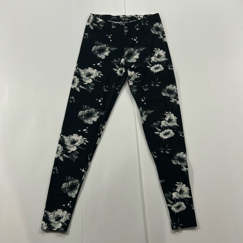 336. One Step Ahead Black and White Floral Pants (M)‎